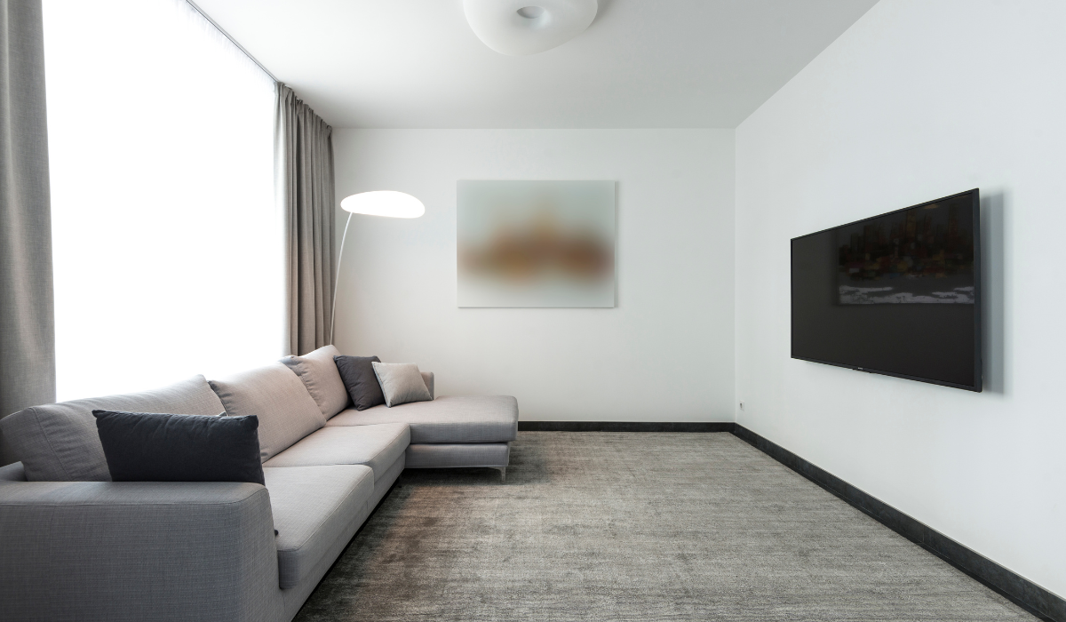 Are there any specific precautions or preparations homeowners need to take before a carpet cleaning service in Toowong?
